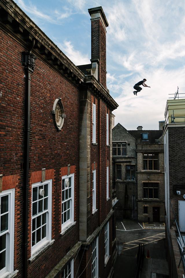 Une vidéo de parkour vertigineuse dans les rues de Cambridge