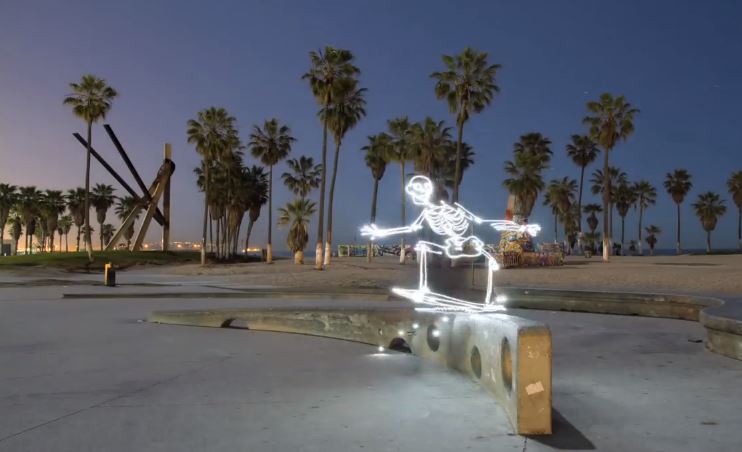 Un squelette de lumière qui fait du skate!