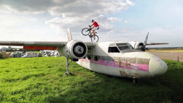 Martyn Ashton nous offre une vidéo de ses tricks de vélo les plus fous