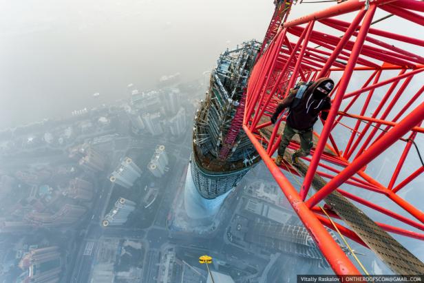 Deux Russes escaladent illégalement la tour de Shanghai