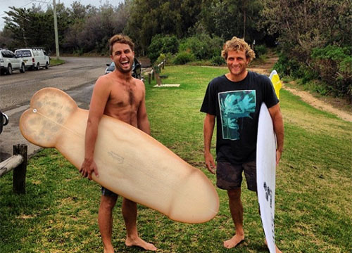 Paul Fisher se shape une planche de surf en forme de pénis