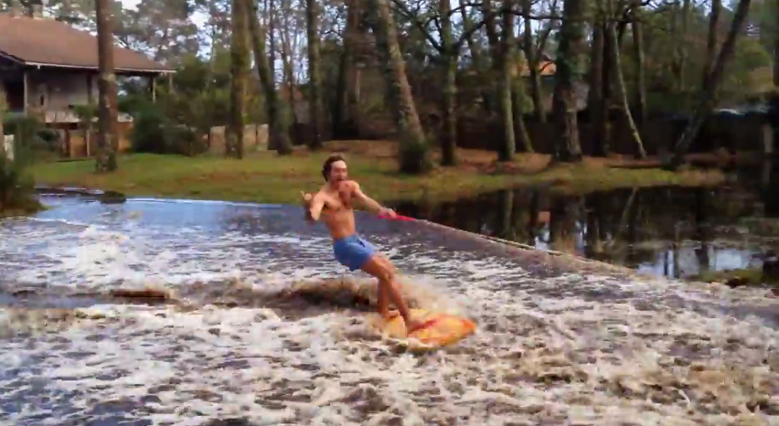 Surfer durant une inondation, la meilleure idée de la semaine