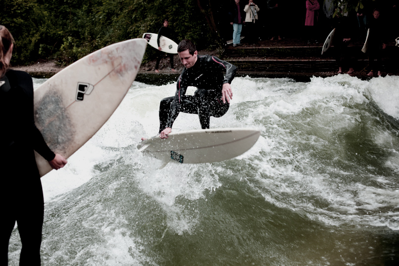 Flori Kummer réalise un kickflip en surf sur la rivière Eisbach