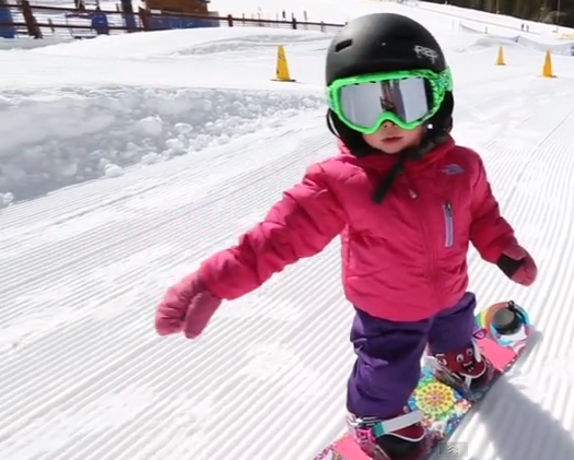 Une jeune fille de 17 mois impressionne sur son snowboard
