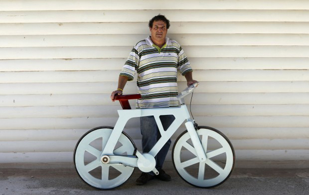 Izhar Gafni invente un vélo fabriqué à partir de carton 100% recyclé