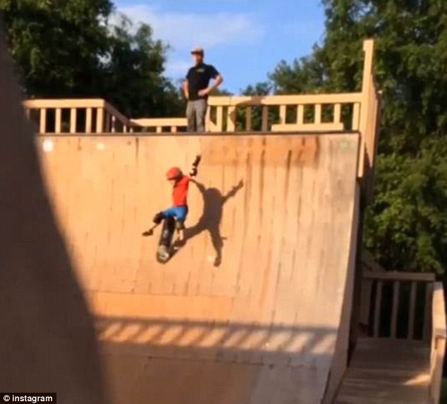 Ce père donne un coup de pied à son enfant de 6 ans pour qu'il drop une rampe