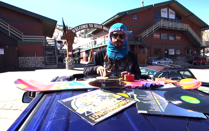 Every Third Thursday: Un snowboard fabriqué en collaboration avec Mix Master Mike des Beastie Boys