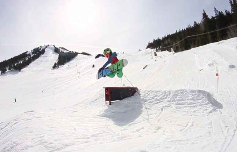À seulement 7 ans, le petit Neko Reimer impressionne déjà sur son snowboard