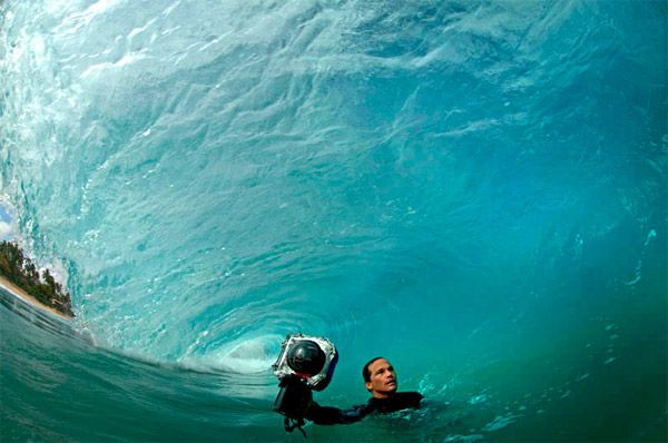 Clark Little, le photographe qui surf sur la vague