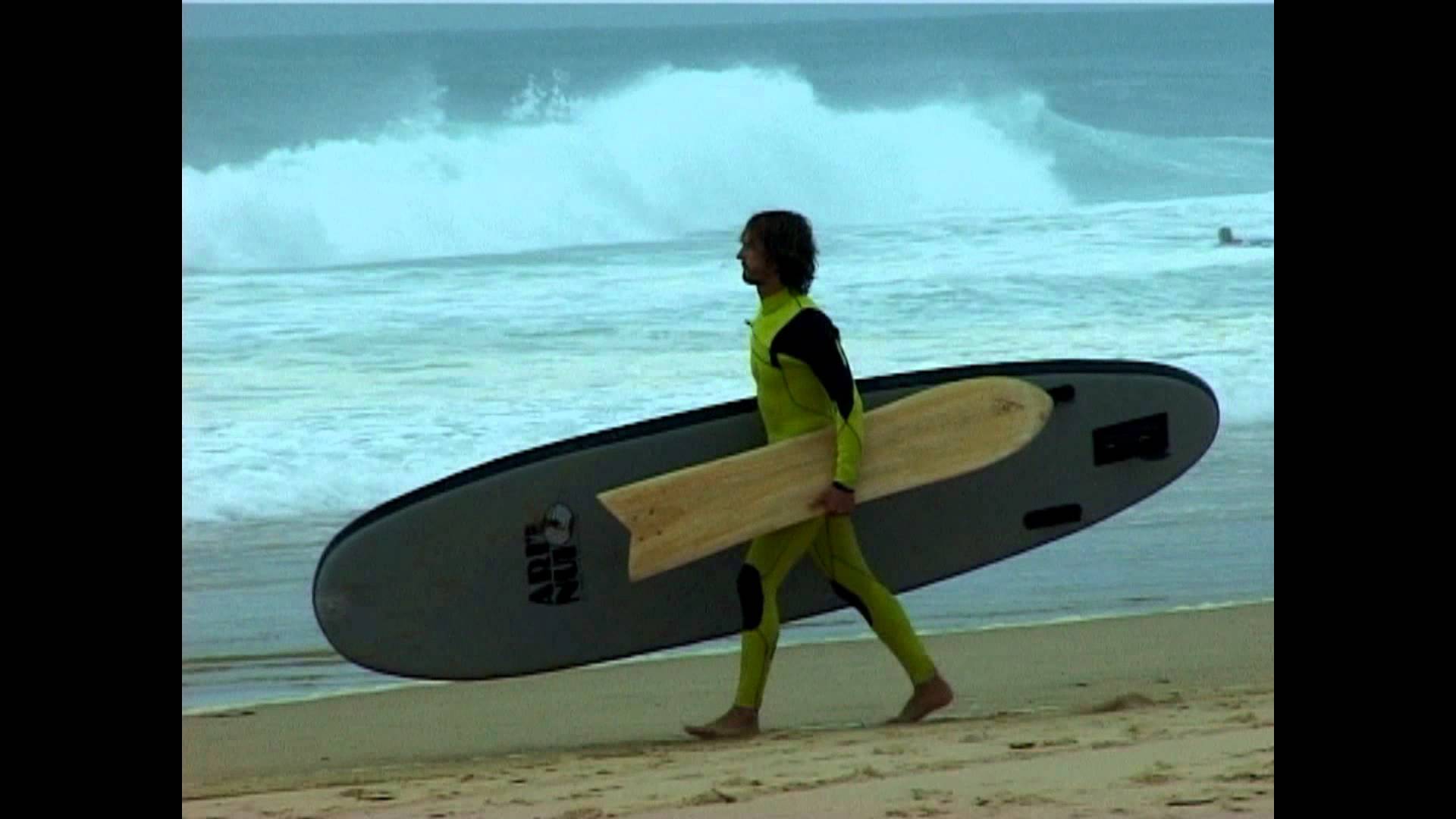 Ce gars a trouvé une une idée révolutionnaire pour surfer