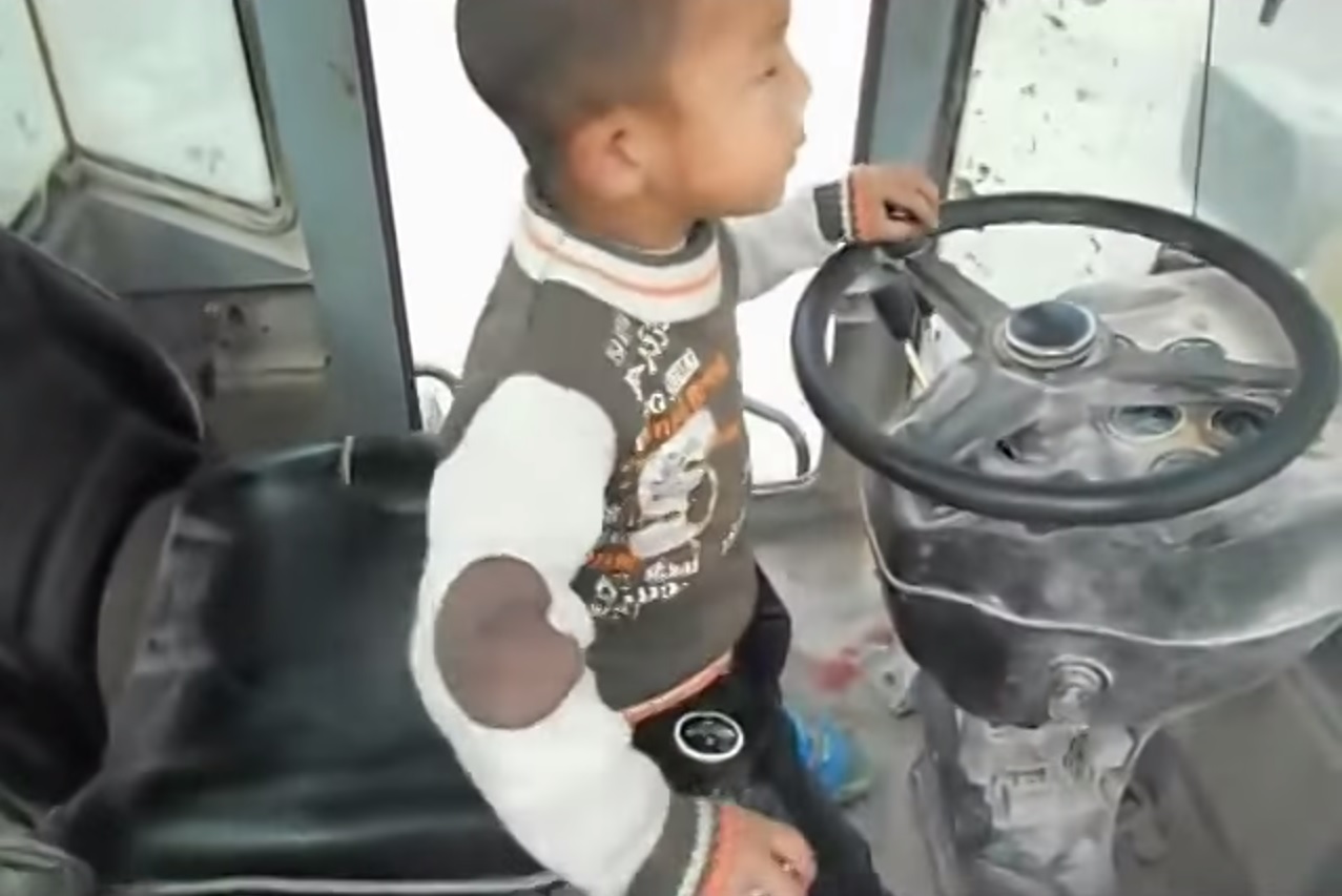 Ce kid de 5 ans conduit une pelle mécanique comme un vrai pro