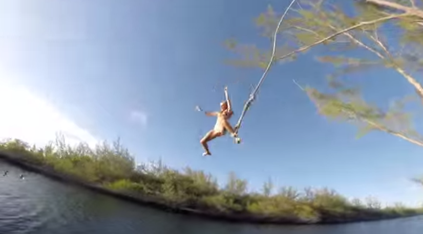 Cette fille s'explose la tête en se lançant d'une corde à Tarzan [Vidéo]