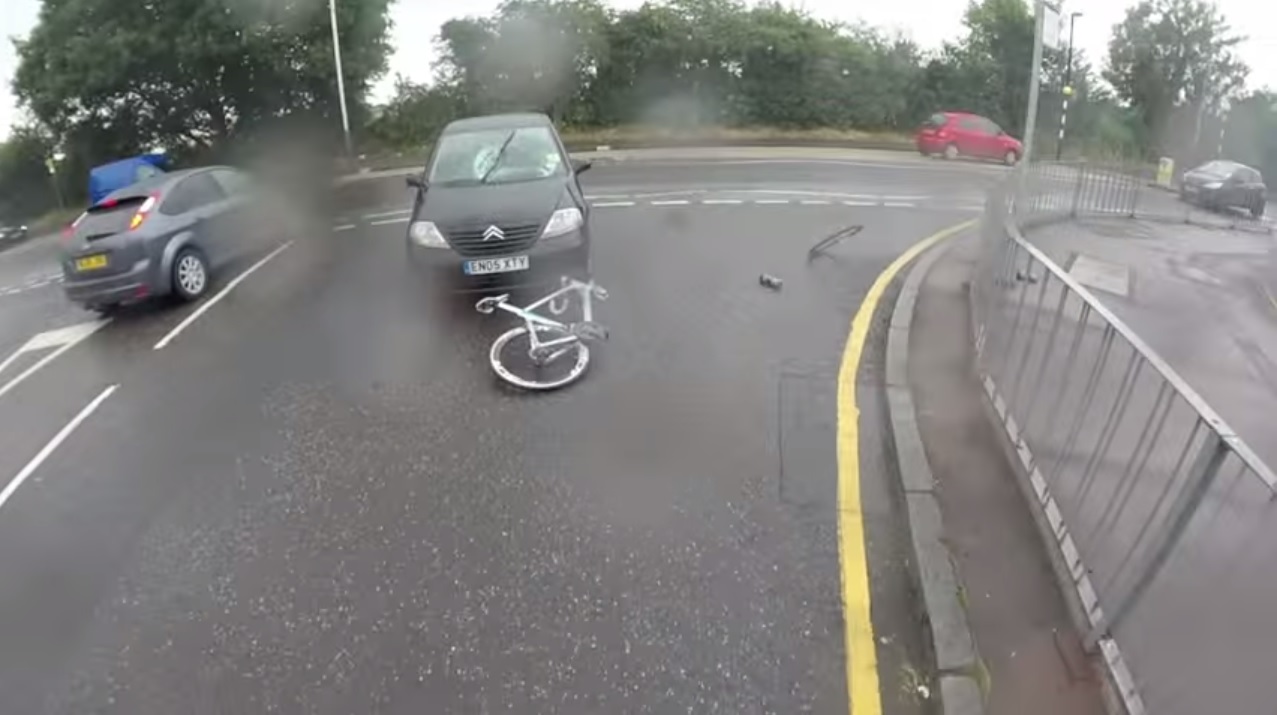 Cet accident de vélo filmé sur GoPro va te donner envie de porter ton casque plus souvent.