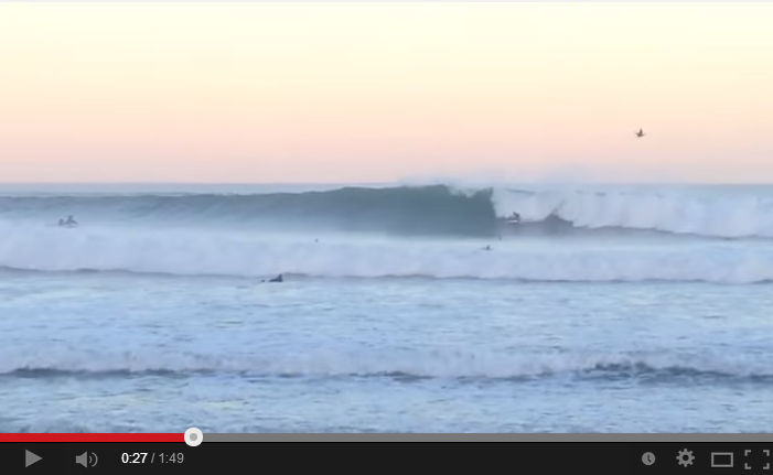 Laird Hamilton surf une vague géante à travers la jetée de Malibu! [Vidéo]