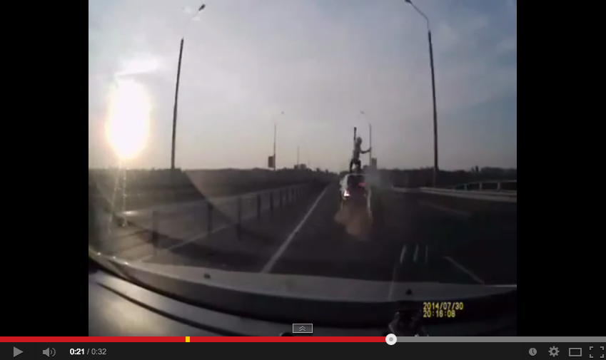 Un accident de moto qui vire en stunt next level [Vidéo]