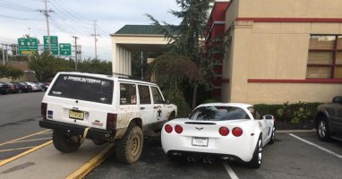 Corvette VS Jeep Cherokee: un payback parfait pour un loser qui prend deux places de parking