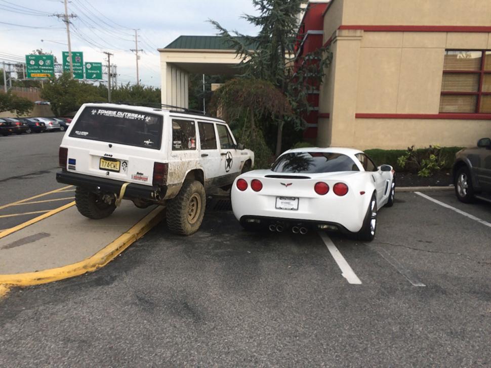 Corvette VS Jeep Cherokee: un payback parfait pour un loser qui prend deux places de parking