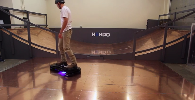 Bienvenue dans le futur (ou pas) avec ce premier hoverboard!