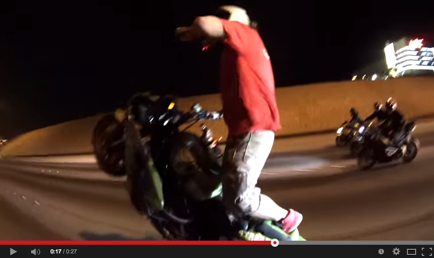 Ce dude se claque une quille de bière en faisant un wheelie sur l'autoroute