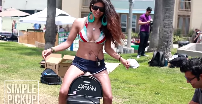 Des filles rident des vibrateurs en public pour une bonne cause [vidéo]