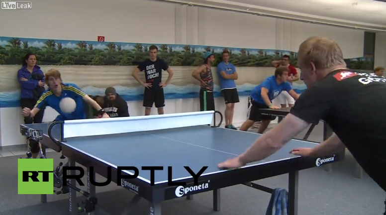 Ping-pong avec la tête : un nouveau sport?