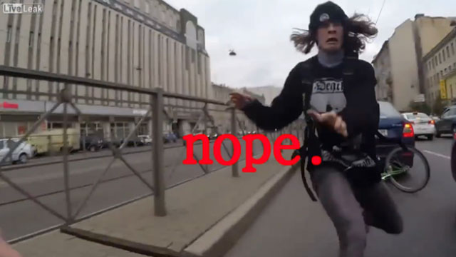 Quand ça va mal: ce cycliste drop son iPhone dans la rue et se prend un vélo en plein visage