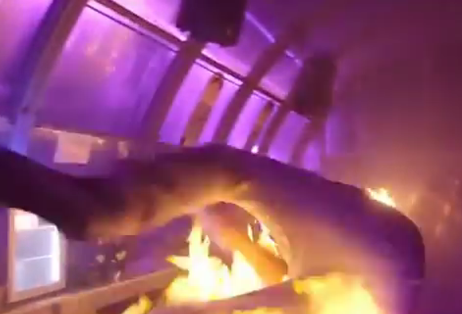 Une glissade sur un bar en flamme qui tourne mal