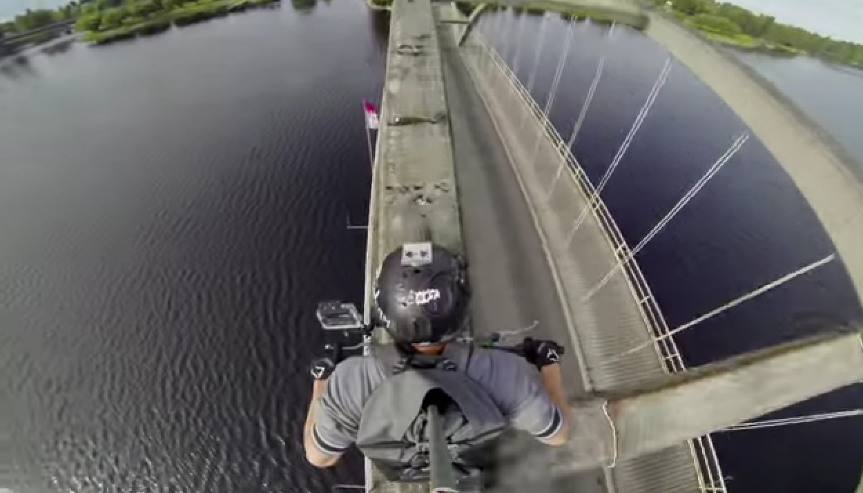 Stunt Freaks Team propose une manière bien badass de traverser un pont en motocross