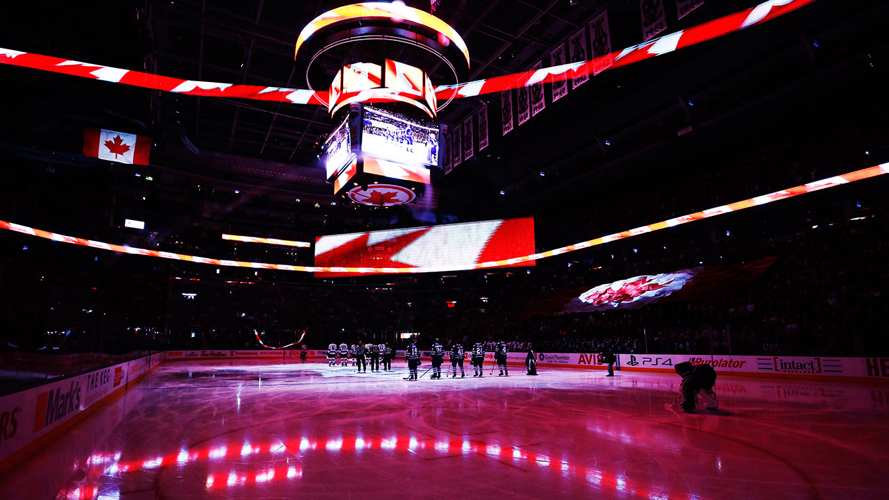 Les fans des Maple Leafs de Toronto chantent l'hymne national américain après une coupure de micro.
