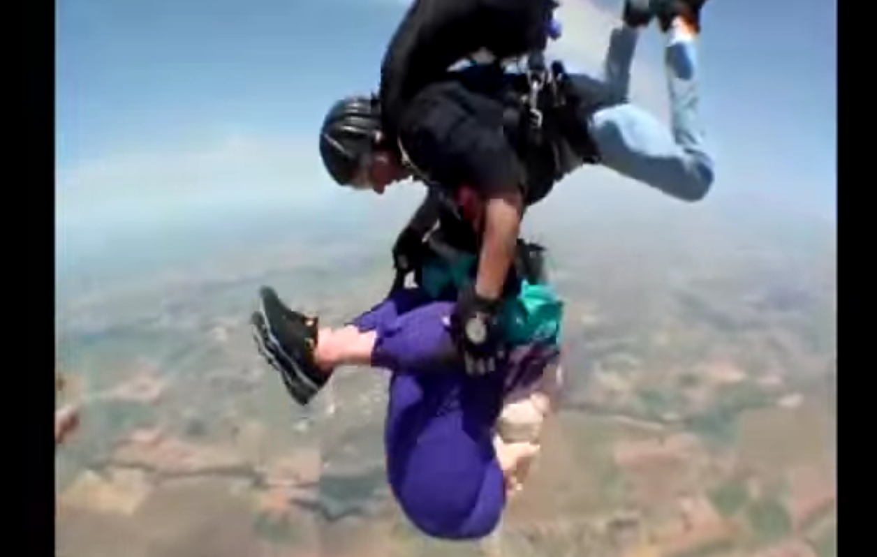 Old lady slips out of parachute while skydiving [OMG]