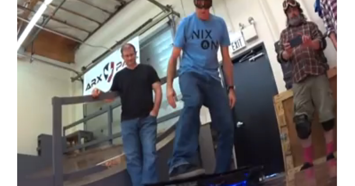 Tony Hawk land le premier trick avec le Hendo Hoverboard!