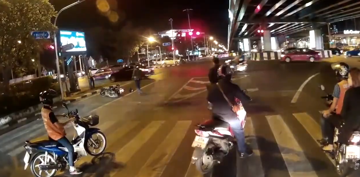 Comment faire chier un gars en scooter à une lumière rouge? COMME ÇA.