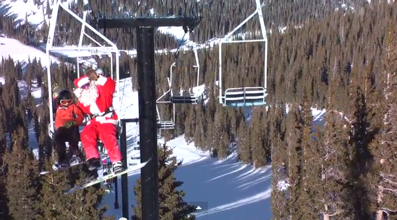 Le top 5 des descentes de Pères Noël en snowboard