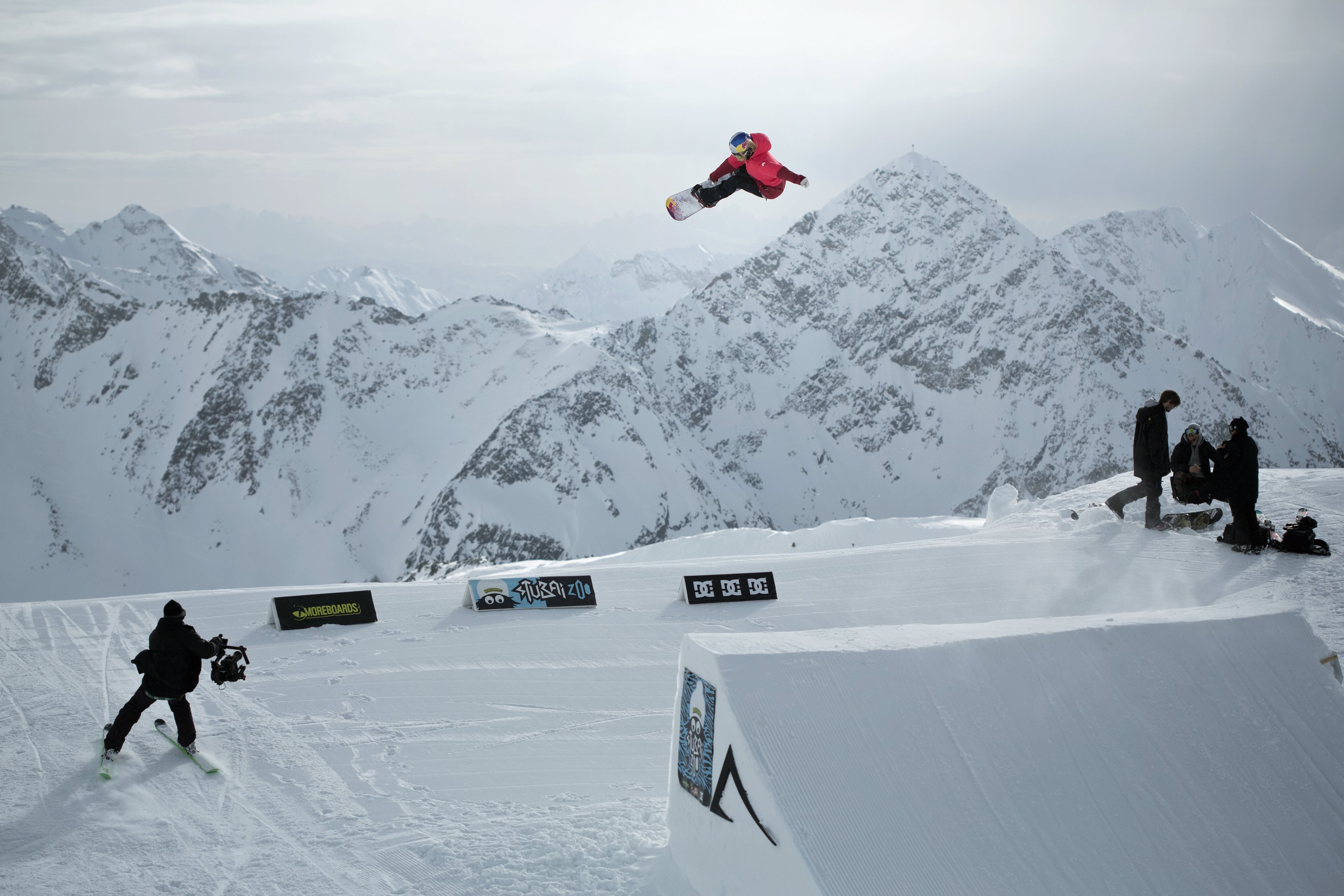 Anna Gasser, la slopestyle snowboarder, en vedette dans un bel edit de la part de Red Bull