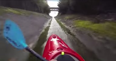 Une descente de rigole à 55km/h vraiment sketch en kayak