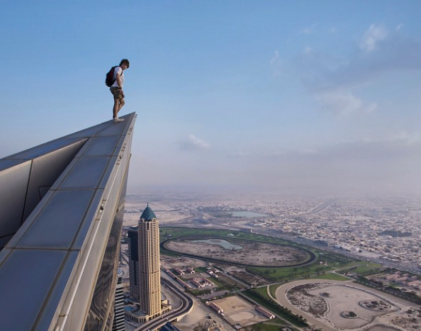 On the Roof - Des gars  pas peureux qui se prennent en photo au top des plus hauts édifices du monde!
