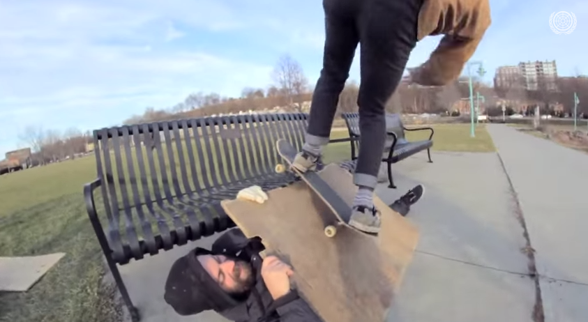 Skate des pauvres : Un buddy, une planche de bois et une rampe improvisée.