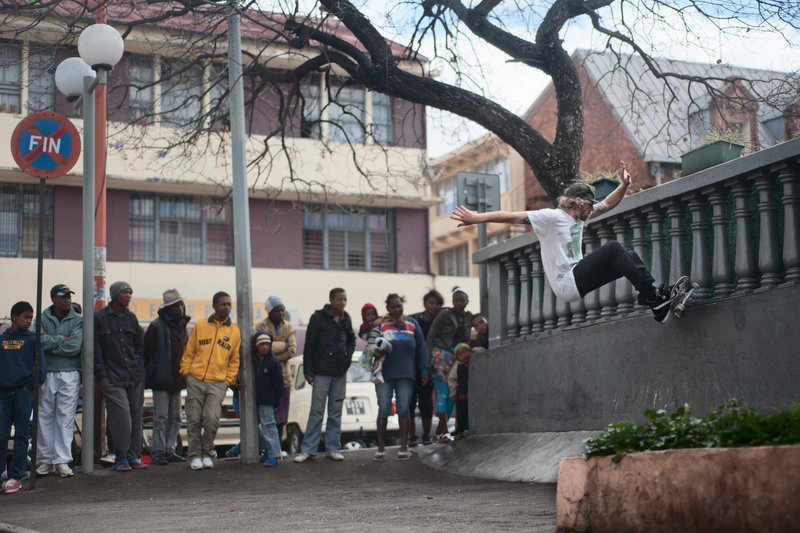 Skateurs californiens VS des gars d’Antananarivo à Madagascar = niveau de fou!