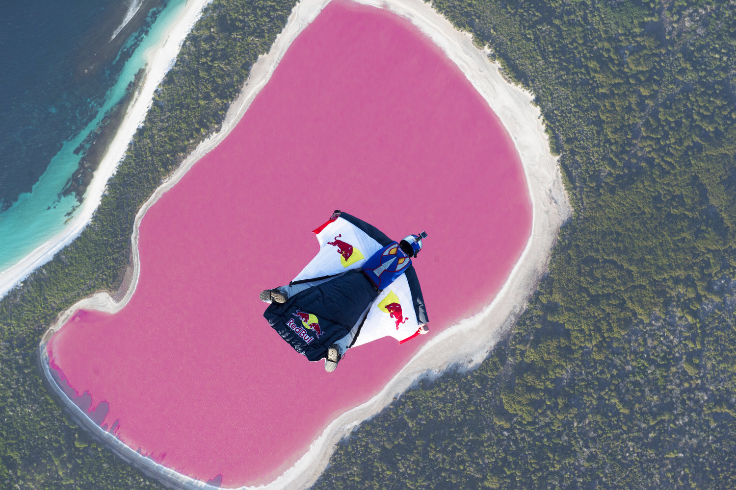 Un survol en wingsuit spectaculaire au dessus d'un lac rose