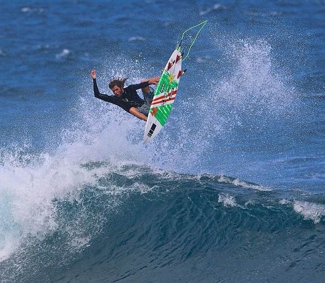 Le surfeur Matt Meola réussit le premier « Spindle Flip 540 » de l'histoire!