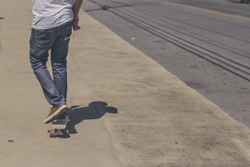 Se déplacer en skateboard sur les pistes cyclables de Montréal, bientôt possible?