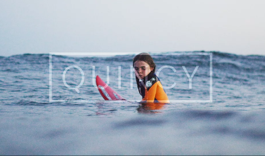 Quincy Symonds a 7 ans ET elle surf probablement mieux que toi!