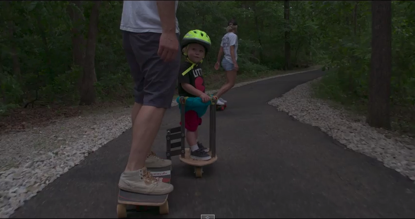 Un papa ingénieux trouve le moyen d'amener son fils rider en longboard!