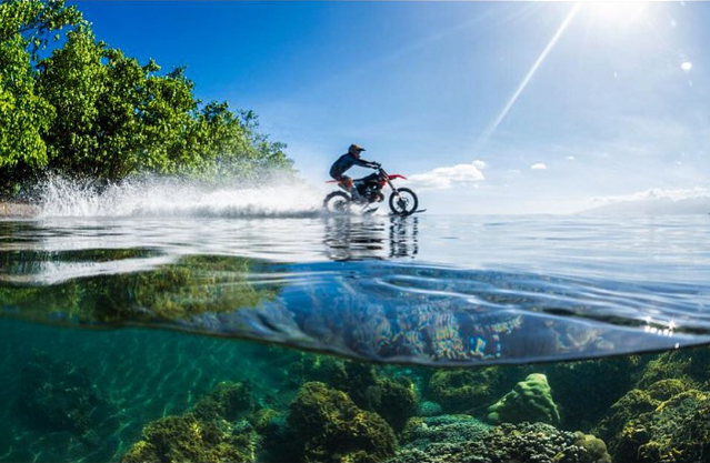 Un pro de motocross ride les vagues de Tahiti dans une vidéo complètement cray!